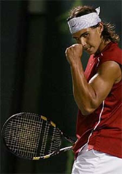 Un gesto expresivo de Rafa Nadal tras un golpe ganador.
