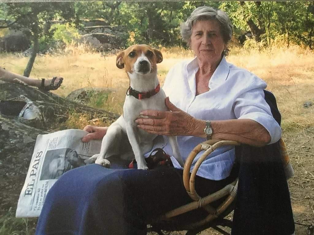 Marisol Benet con su perra 'Molly', en una foto distribuida por la familia.