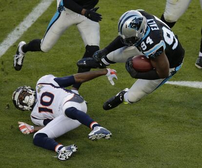 Emmanuel Sanders, de los Broncos de Denver tacklea a Kony Ealy, de los Panthers de Carolina después de interceptar un pase.