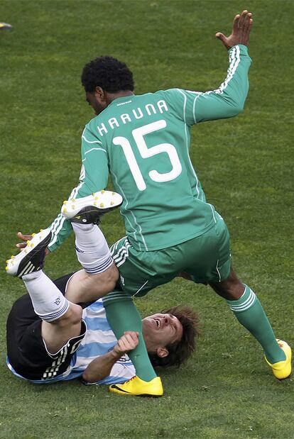 Lukman derriba a Messi en un lance del encuentro.