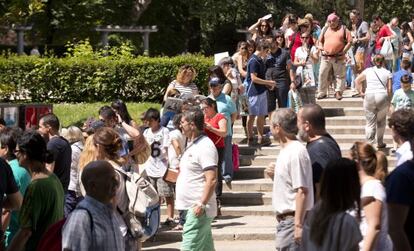 Miles de lectores acuden a la Feria del Libro de Madrid.