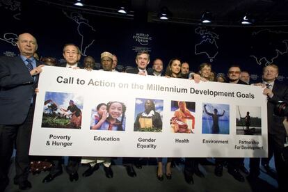 A falta de dos años para expire el plazo para el cumplimiento de los Objetivos del Milenio, ninguno se va a completar, según los expertos, aunque se han producido avances importantes en algunos de ellos. El pasado enero de 2008, el Secretario General Ban Ki-moon (segundo por la izquierda) y los participantes en el Foro Económico Mundial de 2008 (Davos) hicieron una llamada a la acción para dar un último impulso a la consecución de los ODM.