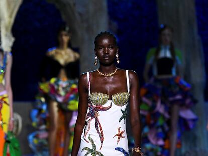 Conchas, neón y estrellas de mar: el optimismo de Versace