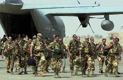 Tropas italianas desembarcan ayer al sur de la ciudad iraquí de Nasiriya.