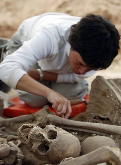 Excavación de una fosa común en Lerma, en 2007.