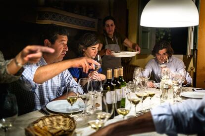 Cena en Remelluri (La Rioja) con tres de los más grandes elaboradores de blancos españoles: Jesús Madrazo (izquierda), María José López de Heredia (centro sentada) y Telmo Rodríguez. Padres de Contino, Tondonia y Remelluri, respectivamente.