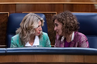 La vicepresidenta segunda, Yolanda Díaz, y la ministra de Hacienda, María Jesús Montero, en el Congreso.