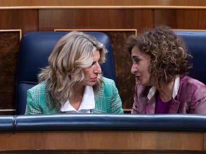 La vicepresidenta segunda, Yolanda Díaz, y la ministra de Hacienda, María Jesús Montero, en el Congreso.