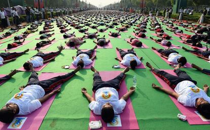 El domingo se celebra en Nueva Delhi (India) el primer Día Internacional de Yoga. Centenares de personas participan en un ensayo para batir el récord Guinness.