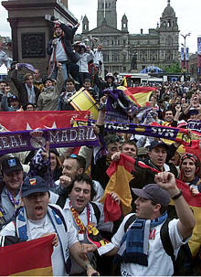 Aficionados del Madrid se concentraron ayer en George Square, el centro de Glasgow.