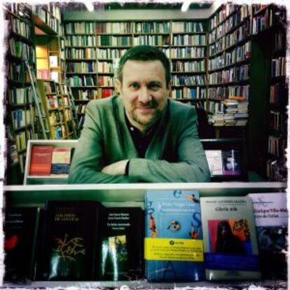 Luisgé Martín, fotografiado en la librería Visor.