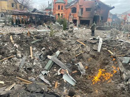 Escena donde varias casas han sido dañadas por una explosión, tras un ataque aéreo en Bila Tserkva, este sábado.