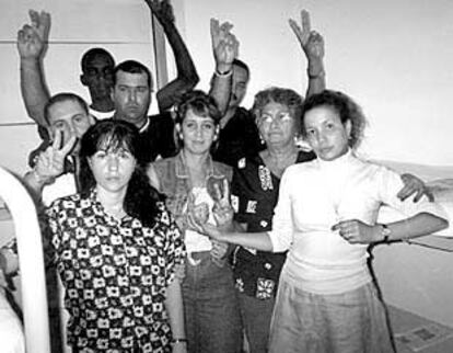 Inmigrantes cubanos en huelga de hambre en la Sala 3 de Barajas, en verano de 2000.