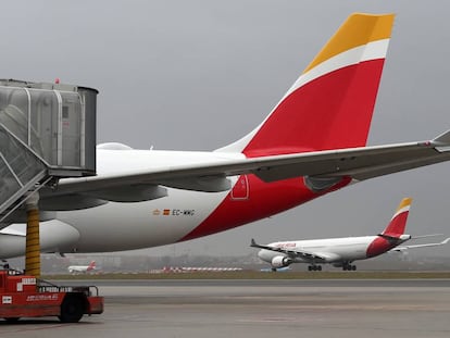 Aviones de Iberia, en el aeropuerto de Barajas.