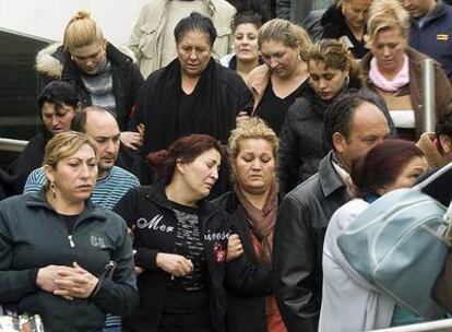 Familiares de los fallecidos, a la salida del funeral celebrado ayer en el tanatorio de la Ronda de Dalt.