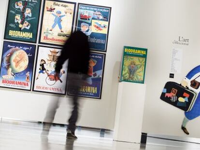 Don Bio, protagonista de las campa&ntilde;as de los laboratorios Uriach de su producto estrella la Biodramina, con algunos carteles de la exposici&oacute;n.