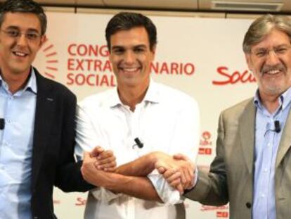 De izquierda a derecha, Eduardo Madina, Pedro Sánchez y José Antonio Pérez Tapias.