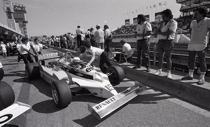 El francés Alain Prost, que había debutado en la categoría el año anterior con McLaren, en su Renault RE30. En el Jarama, tras los entrenamientos, es quinto en la parrilla de salida. Tampoco consigue terminar. En la vuelta 28 sufre un accidente y abandona. Tiene 26 años y su primera victoria le llegaría en la siguiente prueba, en el Gran Premio de Francia. En su carrera, ‘El Profesor’ conseguiría 51 victorias y cuatro campeonatos mundiales.