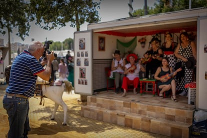 Juan Conde, propietario del estudio, fotografía a un grupo de mujeres, este miércoles en Sevilla. 