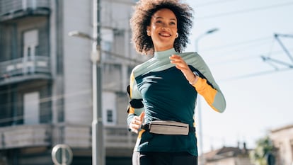 Riñoneras para llevar lo indispensable tanto en un look diario como para hacer ejercicio.GETTY IMAGES.