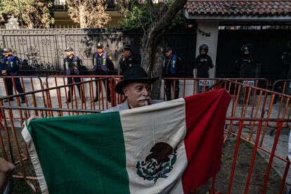 protesta a las afueras de la Embajada de Ecuador en México