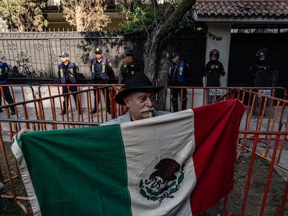 protesta a las afueras de la Embajada de Ecuador en México