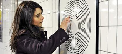 Una mujer mira el laberinto de la estación en Oxford Street.