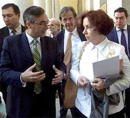 La ministra de Exteriores, Ana Palacio, junto al alcalde de Toledo.