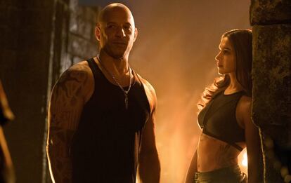 Vin Disel y Deepika Padukone, en una escena de 'xXx: Reactivado'.
