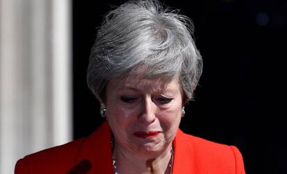 La primera ministra británica, Theresa May, se emociona tras anunciar su dimisión, en una imagen de archivo tomada el 24 de mayo de 2019 en Londres.
