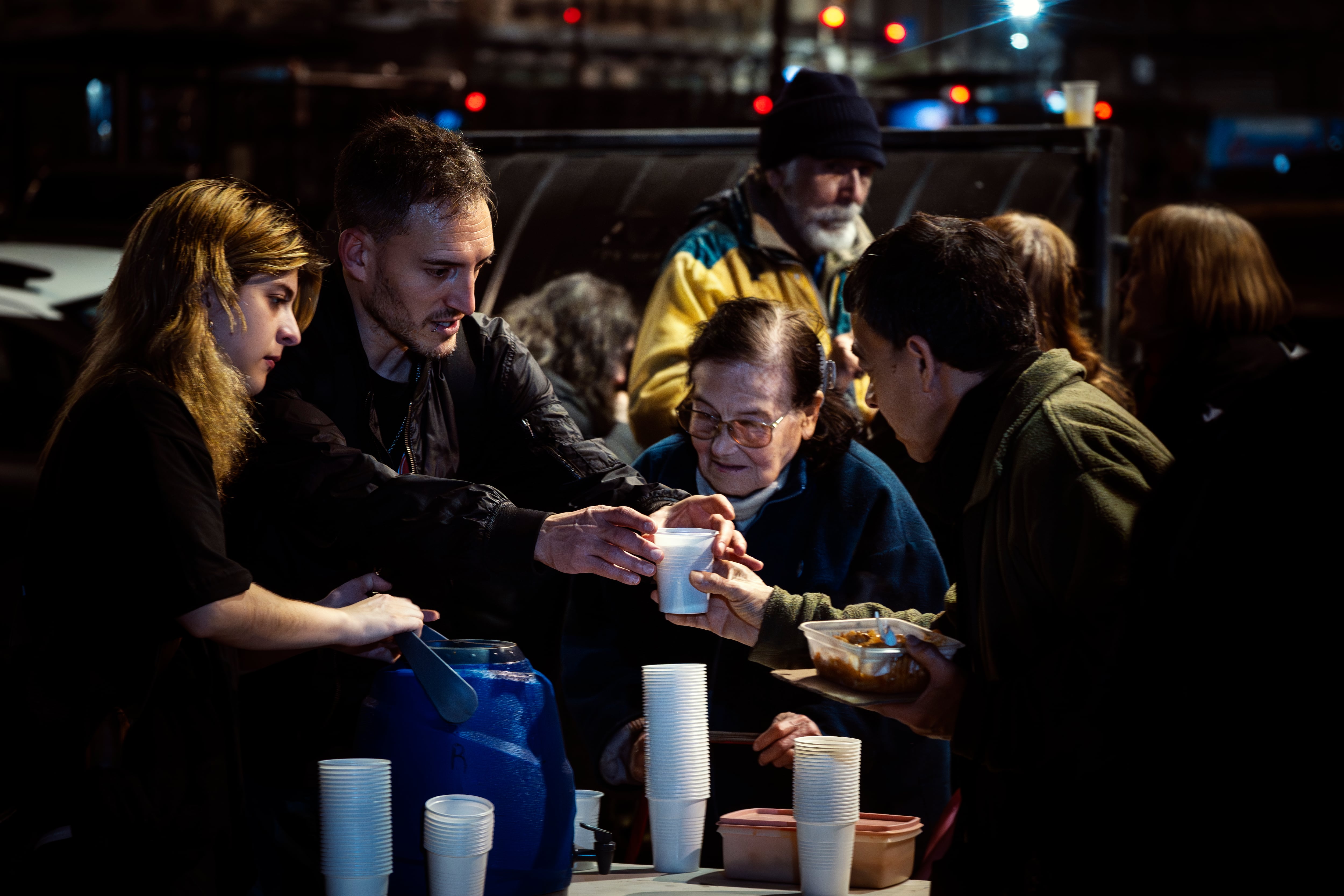 Personas se acercan a recibir la cena de 'El Repliegue' en Buenos Aires, el 17 de julio.