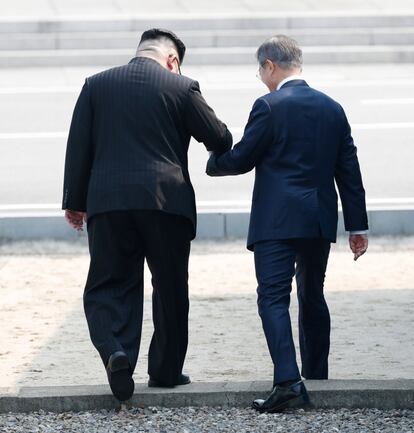 Kim murmuró unas palabras a Moon y ambos cruzaron la línea de demarcación al lado del Norte, en un acto espontáneo, para sacarse fotografías también en suelo norcoreano.