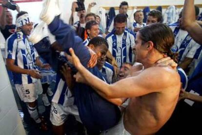 Los jugadores del Recreativo de Huelva celebran en el vestuario el ascenso a Primera División.