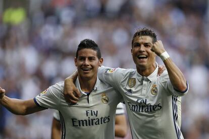James Rodríguez y Cristiano Ronaldo celebran un gol del Real Madrid.