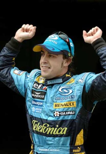 Alonso celebra su triunfo en la clasificación.