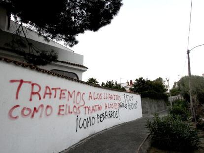 Pintada contra Gibraltar en Los Barrios (Cádiz).
