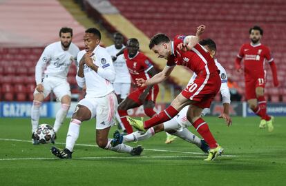 Diogo Jota del Liverpool dispara a portería.