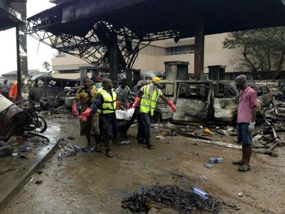 Fuerzas de emergencias evacúan un cuerpo del lugar de la tragedia, en Accra este jueves.