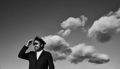 GRAF2500. BARCELONA, 15/03/2018.- Fotografía cedida por la discográfica Satélite K del músico de Solsona (Lleida) Roger Mas, que ha musicado a sus poetas favoritos, desde Joan Maragall a Martí Pol, Mercè Anzizu, Amadeu Vidal o Toni Gol, en su