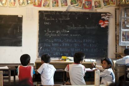 Alumnos Qom y Wichis en una escuela del paraje Techat, donde la deserción escolar y falta acceso a la universidad son muy frecuentes.