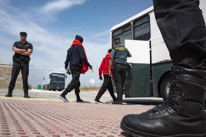 Miembros de la Guardia Civil traslada a algunos de los migrantes rescatados los últimos días. 