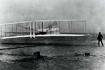Orville Wright tomó esta imagen del <i>Kitty Hawk</i> en su primer vuelo, el 17 de diciembre de 1903.