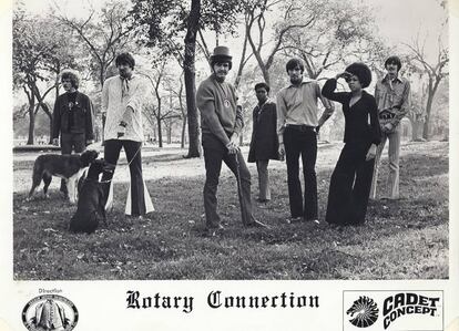 Rotary Connection en una fotografía promocional. Minnie Ripperton es la segunda por la derecha.