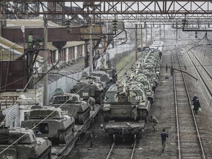 Blindados rusos en la estación ferroviaria de Rostov del Don (Rusia), el 23 de febrero.