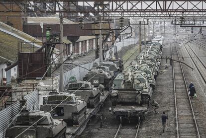 Blindados rusos en la estación ferroviaria de Rostov del Don (Rusia), el 23 de febrero.