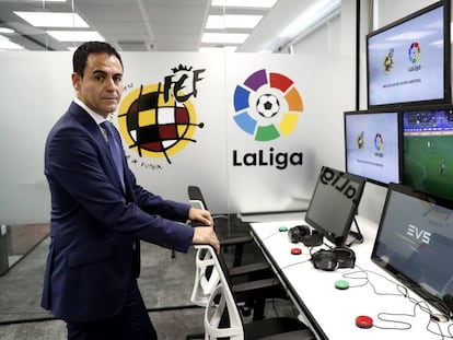 Carlos Velasco Carballo, en la sala central del VAR en la Ciudad del Fútbol de Las Rozas (Madrid).