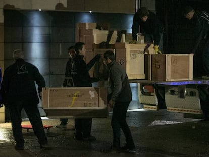 Treballadors descarreguen un camió al Museu de Lleida.