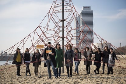 El candidato de ERC a las elecciones generales, Gabriel Rufián, junto a Marta Rovira y otros miembros del partido ha reivindicado la solidaridad de los catalanes año tras año con iniciativas como La Marató de TV3 y Catalunya Ràdio, en una rueda de prensa en la playa de Bogatell de Barcelona.