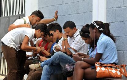 J&oacute;venes acceden a Internet en el primer punto de Wi Fi gratuito de Cuba. 