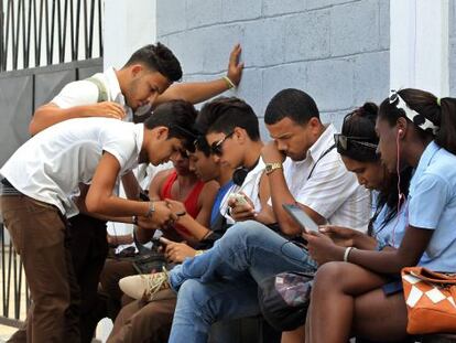 J&oacute;venes acceden a Internet en el primer punto de Wi Fi gratuito de Cuba. 